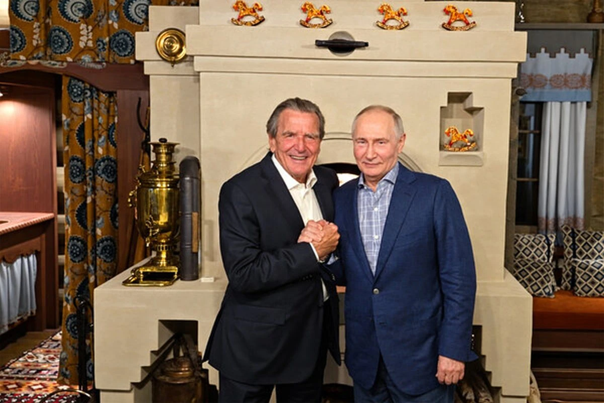 Бившият германски канцлер Герхард Шрьодер на гости на Путин за рождения му ден