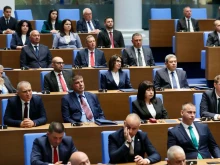 Депутатите спират работа за 10 дни преди президентския вот