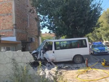 Шофьор загина, след като се вряза в ограда на къща в Бургас