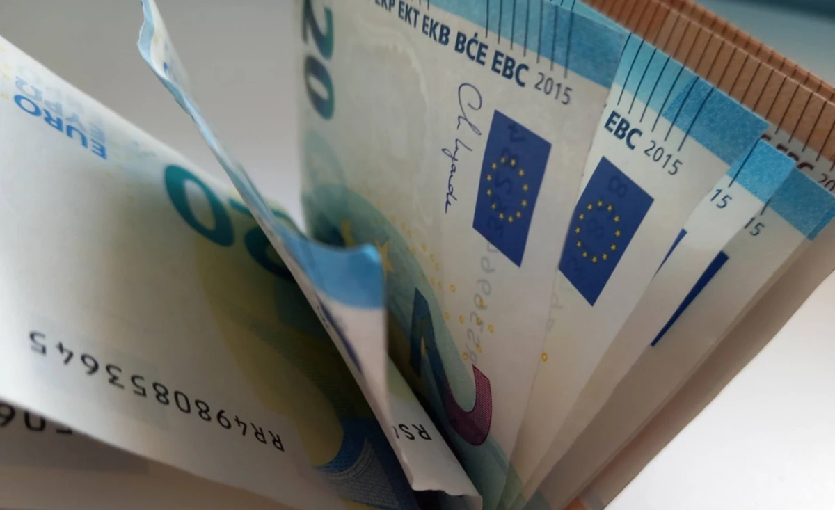 Близо 440 хил. българи си поделиха 22 млн. евро
