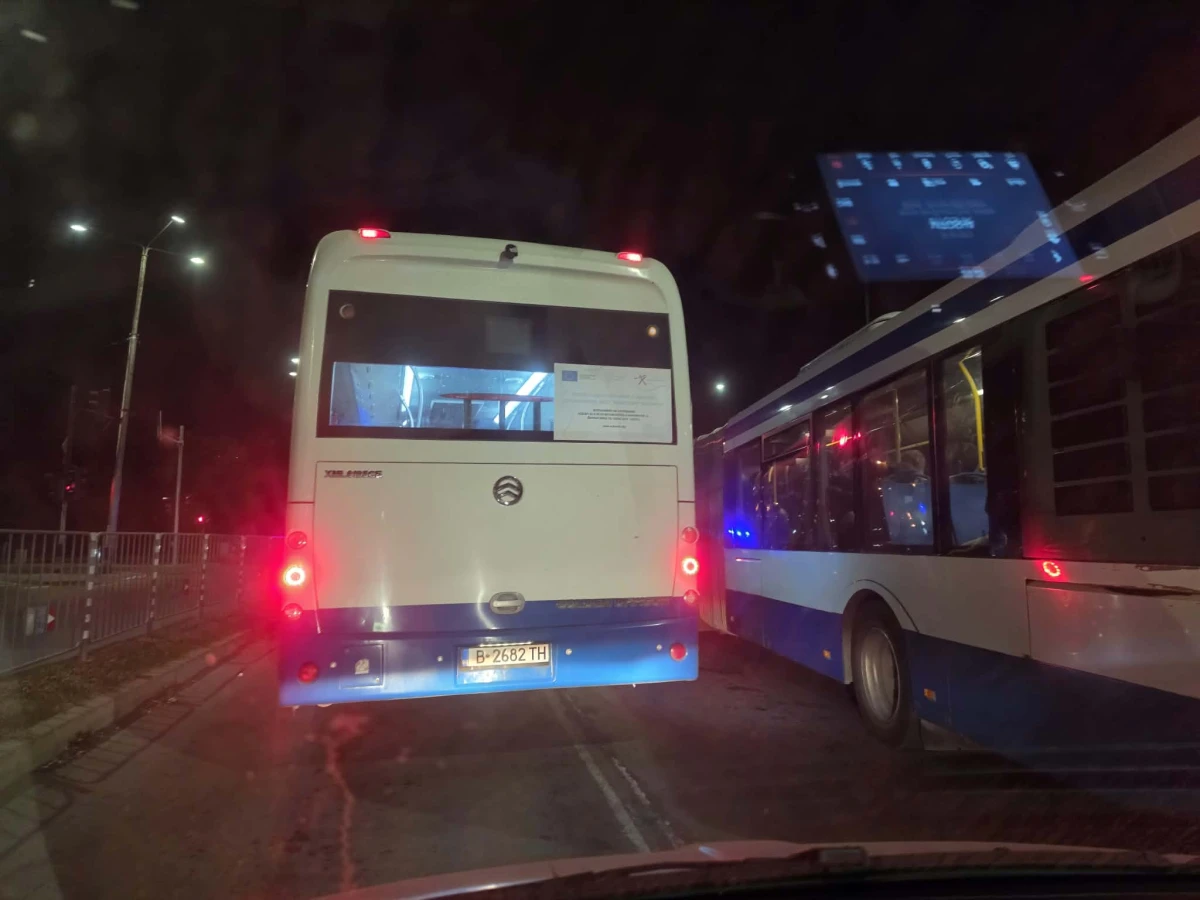 Вандали потрошиха стъкло на автобус във Варна
