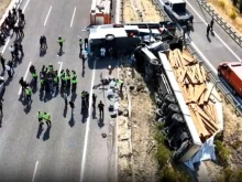 11 загинали и над 20 ранени при тежка катастрофа между автобус и камион в Турция