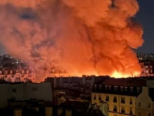 Огромен пожар изпепели най-стария пазар в центъра на Париж