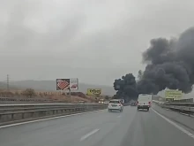 Кола се запали на АМ "Тракия", димът и пламъците са огромни!