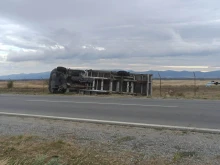 Ураганен вятър по Подбалканския път: Камион се преобърна, а редица други аварираха