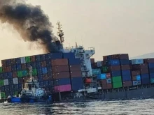 Нов удар в Ормузкия проток: Снаряд потопи контейнеровоз, плаващ под сингапурски флаг