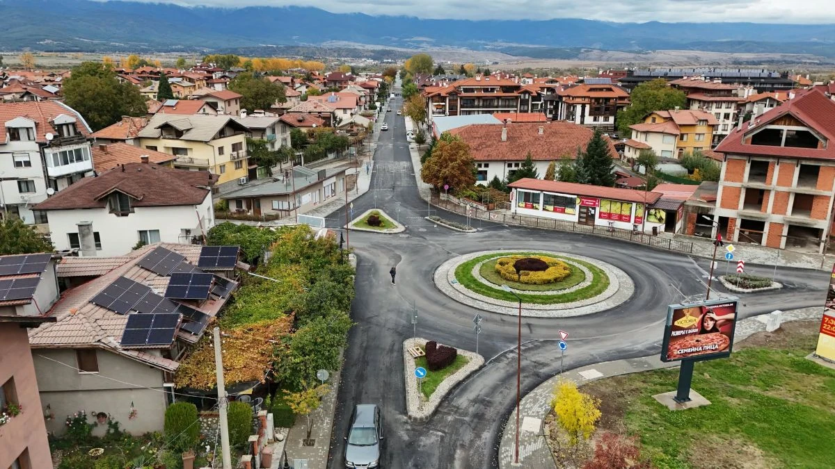Усилено модернизират уличната мрежа в Банско и Добринище преди началото на зимния сезон