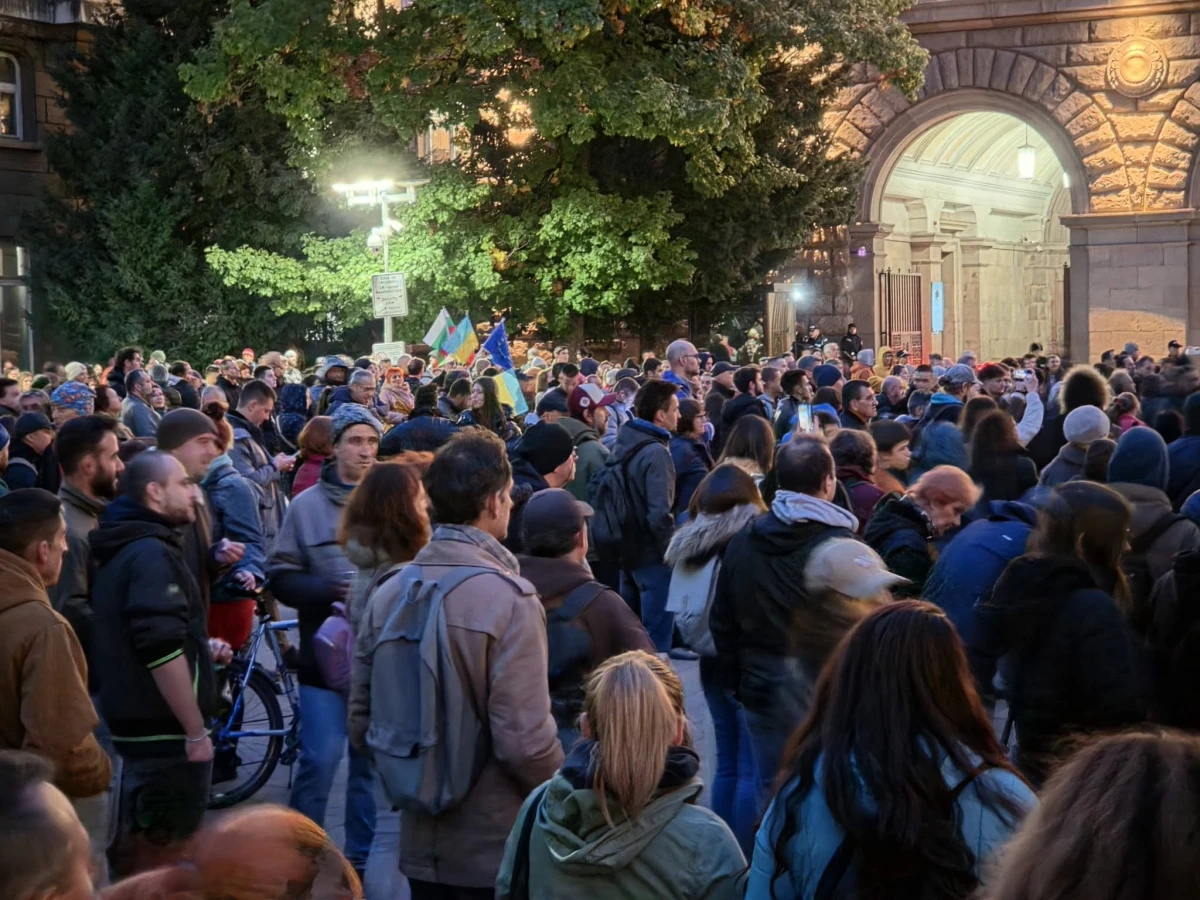 Недоволство пред Министерския съвет: Искат оставките на Йотова и Радев