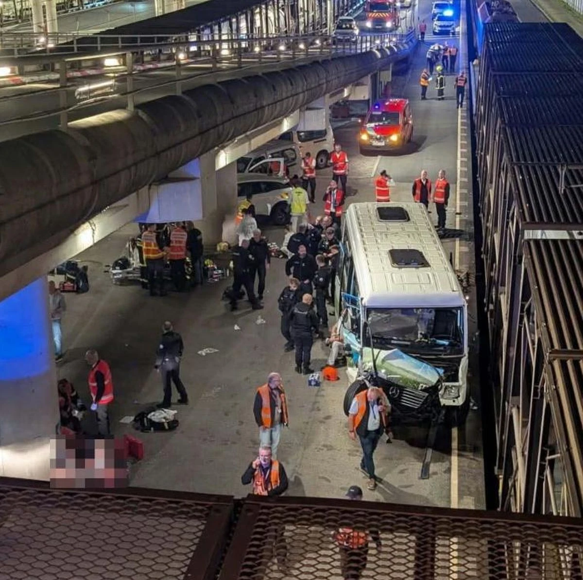 19 души бяха ранени при сблъсък между микробус и влак на входа на тунела под Ла Манш