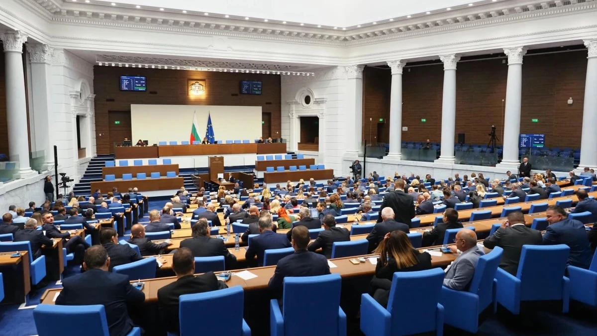 Депутатите обсъждат промени в железопътния транспорт, четирима министри отговарят на въпроси в НС