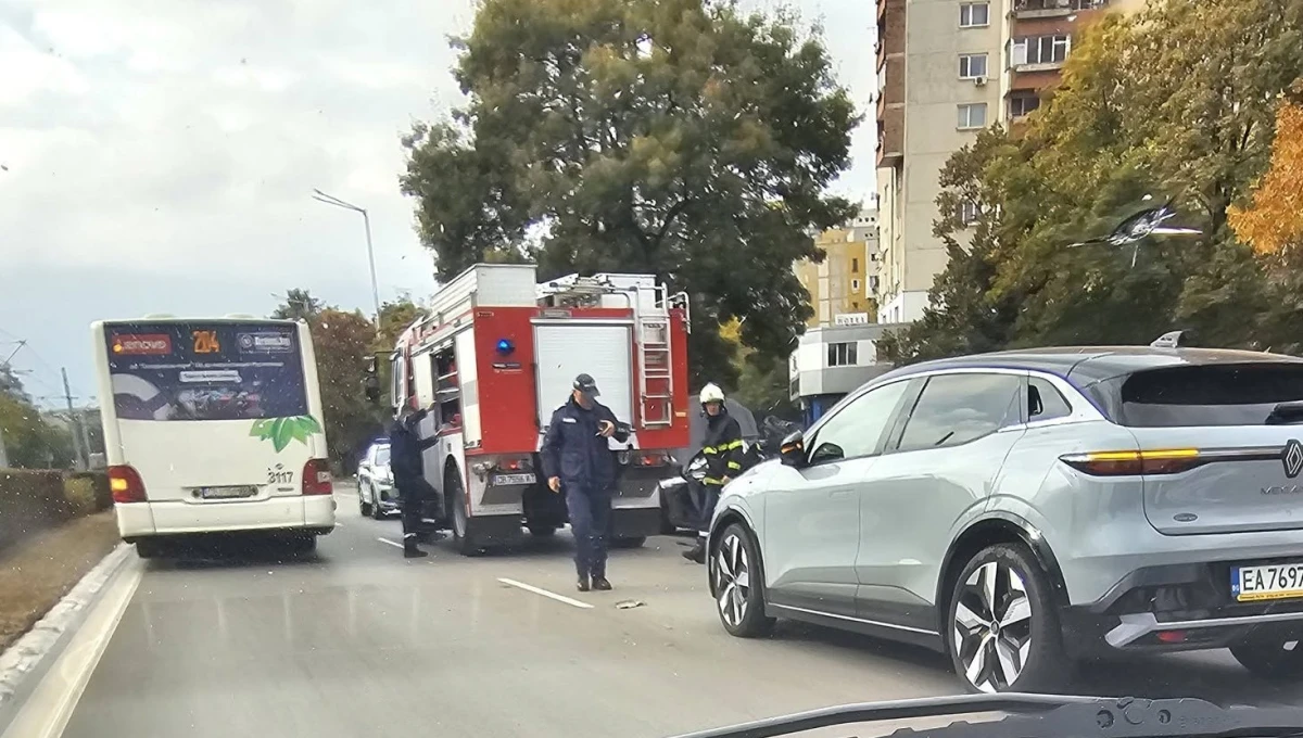 Катастрофа предизвика голямо задръстване на бул. "България" в София, има полиция и пожарна