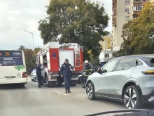 Катастрофа предизвика голямо задръстване на бул. "България" в София, има полиция и пожарна