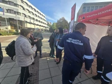 Пожарникари от Дупница с акция на площада за защита при бедствия