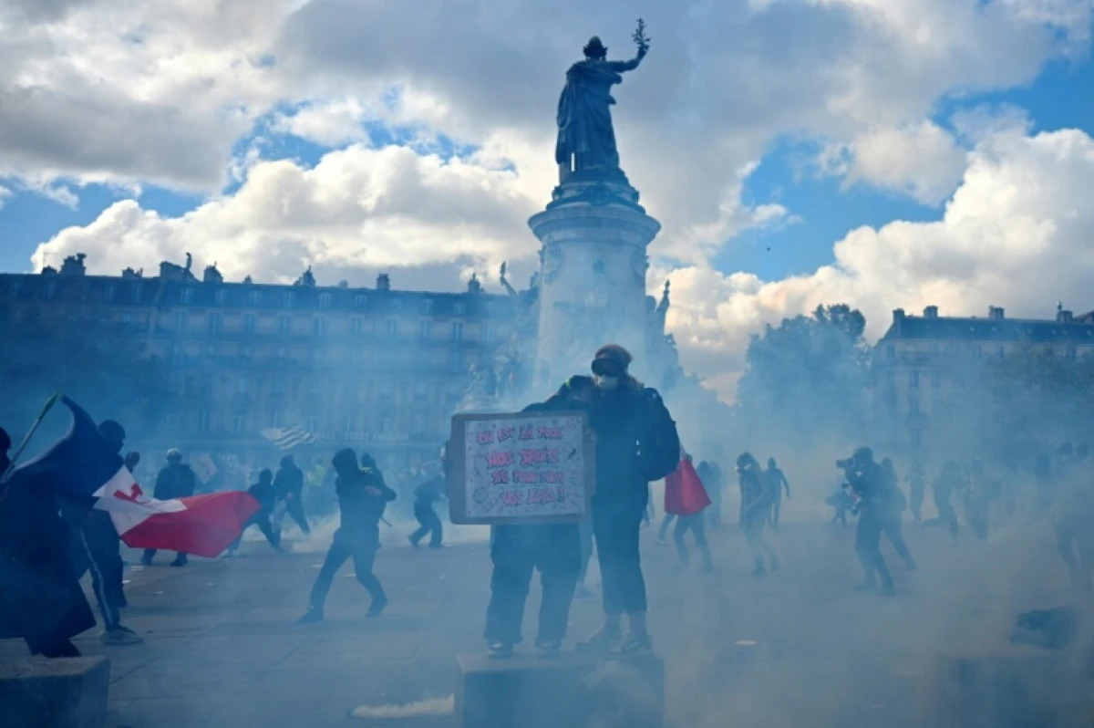 Протестите във Франция прераснаха в сблъсъци с полицията и щурм на кметство