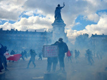 Протестите във Франция прераснаха в сблъсъци с полицията и щурм н...