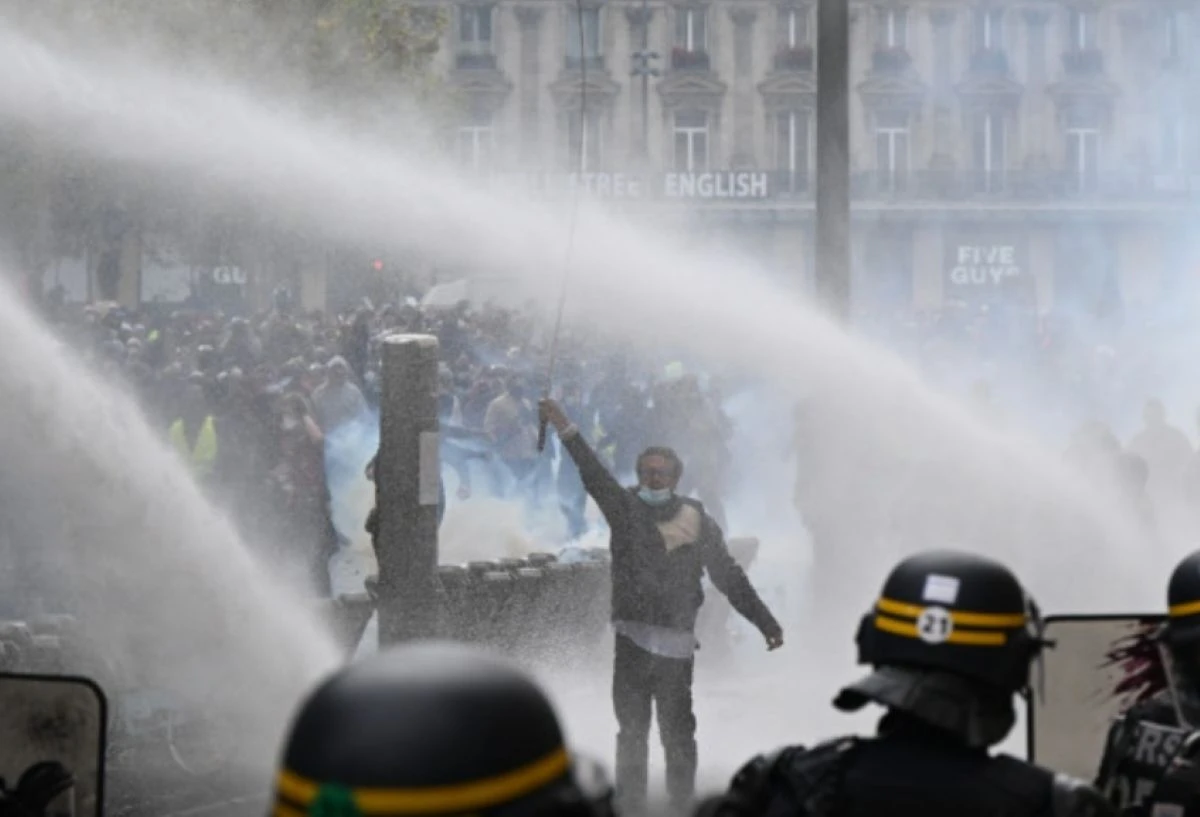 Над 1200 арестувани и десетки ранени полицаи при ескалацията на протестите във Франция - без извънредно положение засега