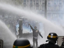 Над 1200 арестувани и десетки ранени полицаи при ескалацията на протестите във Франция - без извънредно положение засега