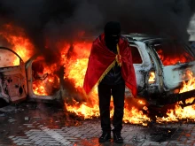 Ожесточени сблъсъци между протестиращи и полиция в Тирана, сред ранените е и директорът на полицията