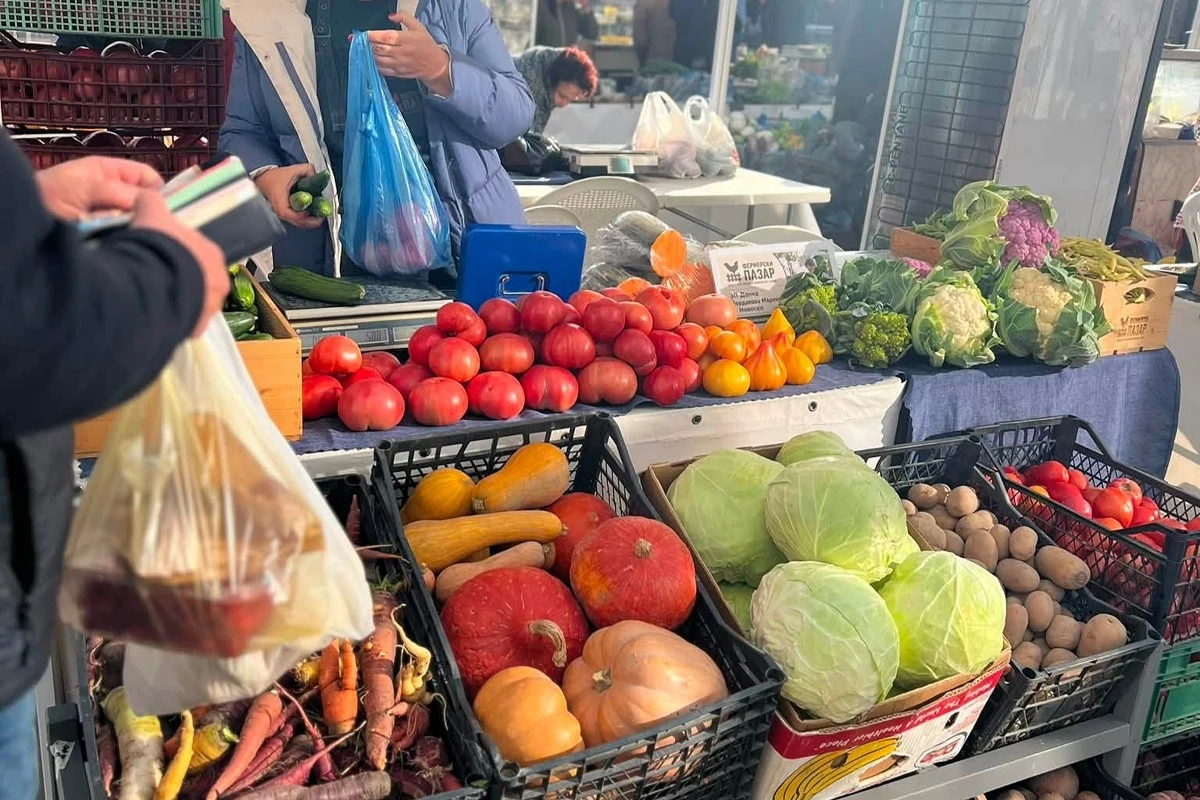 Пресни продукти и местни специалитети привличат посетители на фермерския пазар във Варна