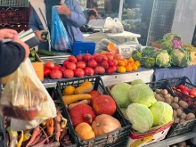 Пресни продукти и местни специалитети привличат посетители на фермерския пазар във Варна