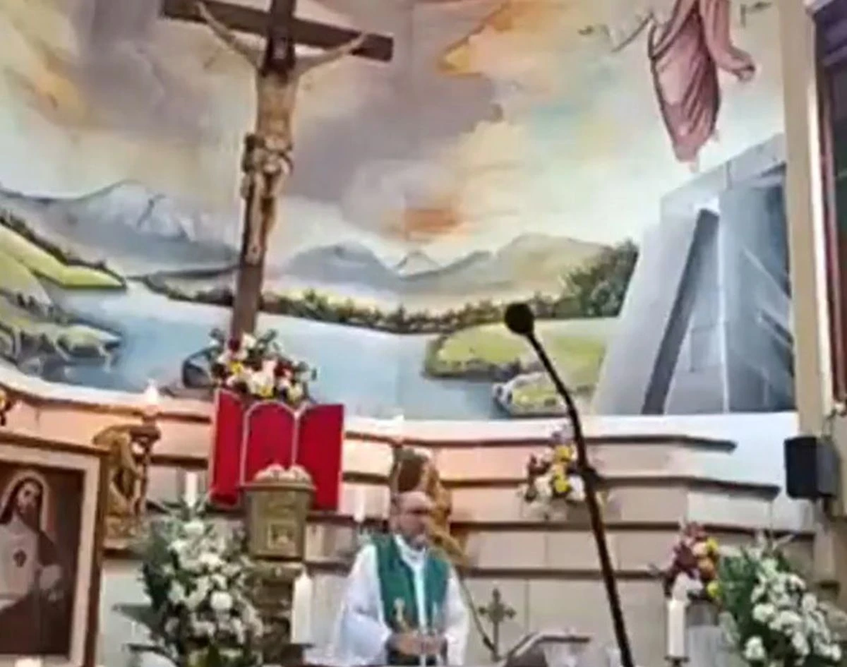 Кръст падна и уби свещеник