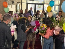 Кметът на Казанлък Галина Стоянова получи безброй цветя и пожелания за рождения си ден