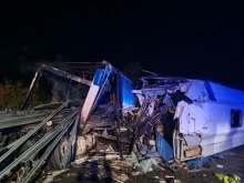 Загиналият водач на автобус в тежката катастрофа на пътя Пазарджик – Пловдив превозвал работещи в частна пловдивска фирма