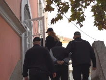 Мъчителите на животни от Свищов застанаха пред съда, посрещнаха ги протестиращи