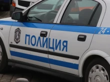 След хвърляне на бутилки през балкона в Русе, мъж се оказа с белезници