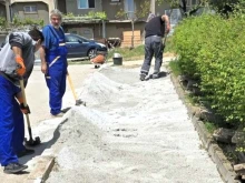 Великотърновци се оплакват от тротоари, мръсни общински площи, увредени огради, шахти и парапети