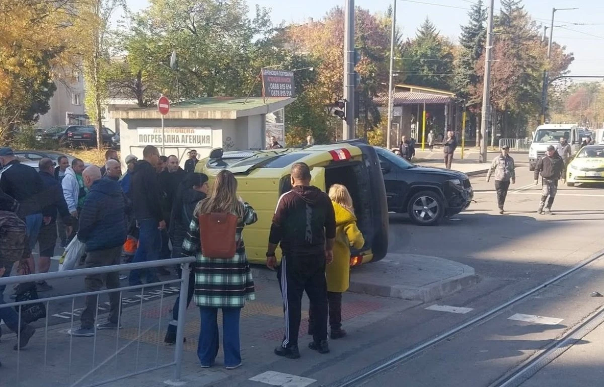 Поредна нелепа катастрофа в София: Такси се преобърна на булевард "Вардар"