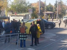 Поредна нелепа катастрофа в София: Такси се преобърна на булевард "Вардар"