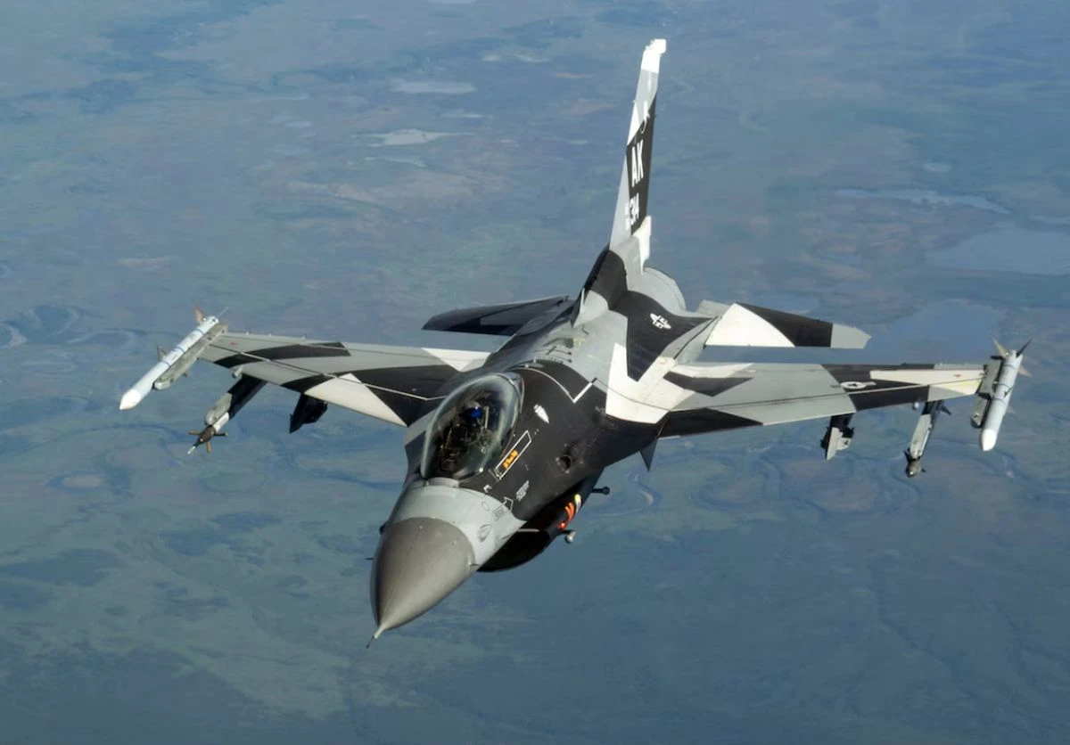 F-16, МиГ-29 и Су-25 в небето над Черно море: ВВС засилват контрола