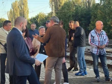 Павликенчани излязоха на протест заради новите експресни влакове, които няма да спират в града