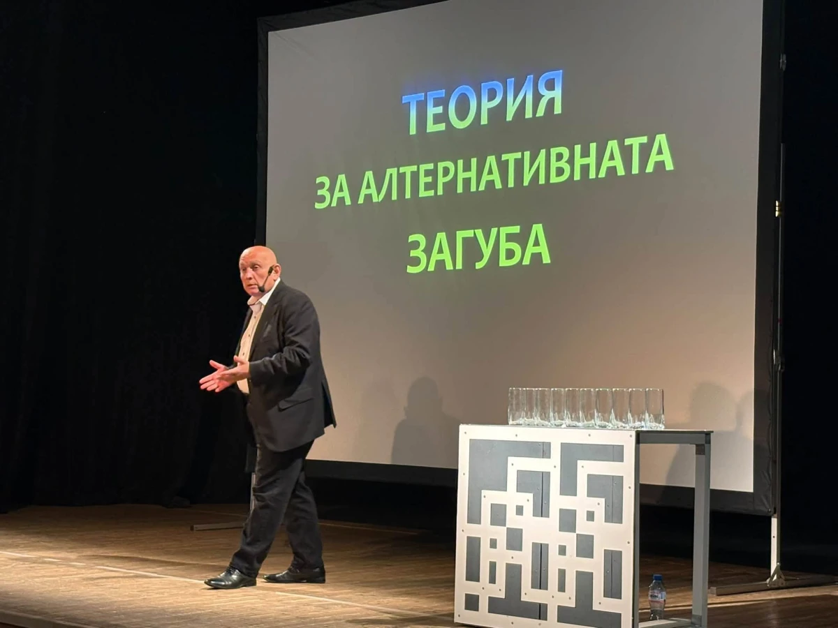 Христо Димитров разтърси Казанлък с "Теория за алтернативната загуба" – залата се оказа тясна за читателите