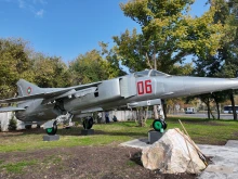 Облагородяват зелена площ в район "Тракия" преди откриването на барелеф на полк. проф. Цветан Лазаров