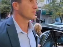 Вижте как служителят на НСО блъска журналистка пред централата на "Прогресивна България"