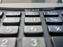 Правителство, синдикати и работодатели си стиснаха ръцете за данъчните примени през 2027 г. – последната дума ще е на депутатите