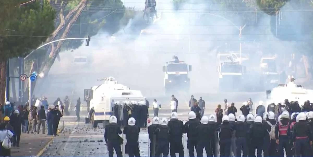Сблъсъци в Тирана: Полицията използва водни оръдия след атака с камъни по правителствени сгради