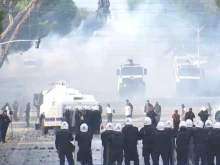 Сблъсъци в Тирана: Полицията използва водни оръдия след атака с камъни по правителствени сгради