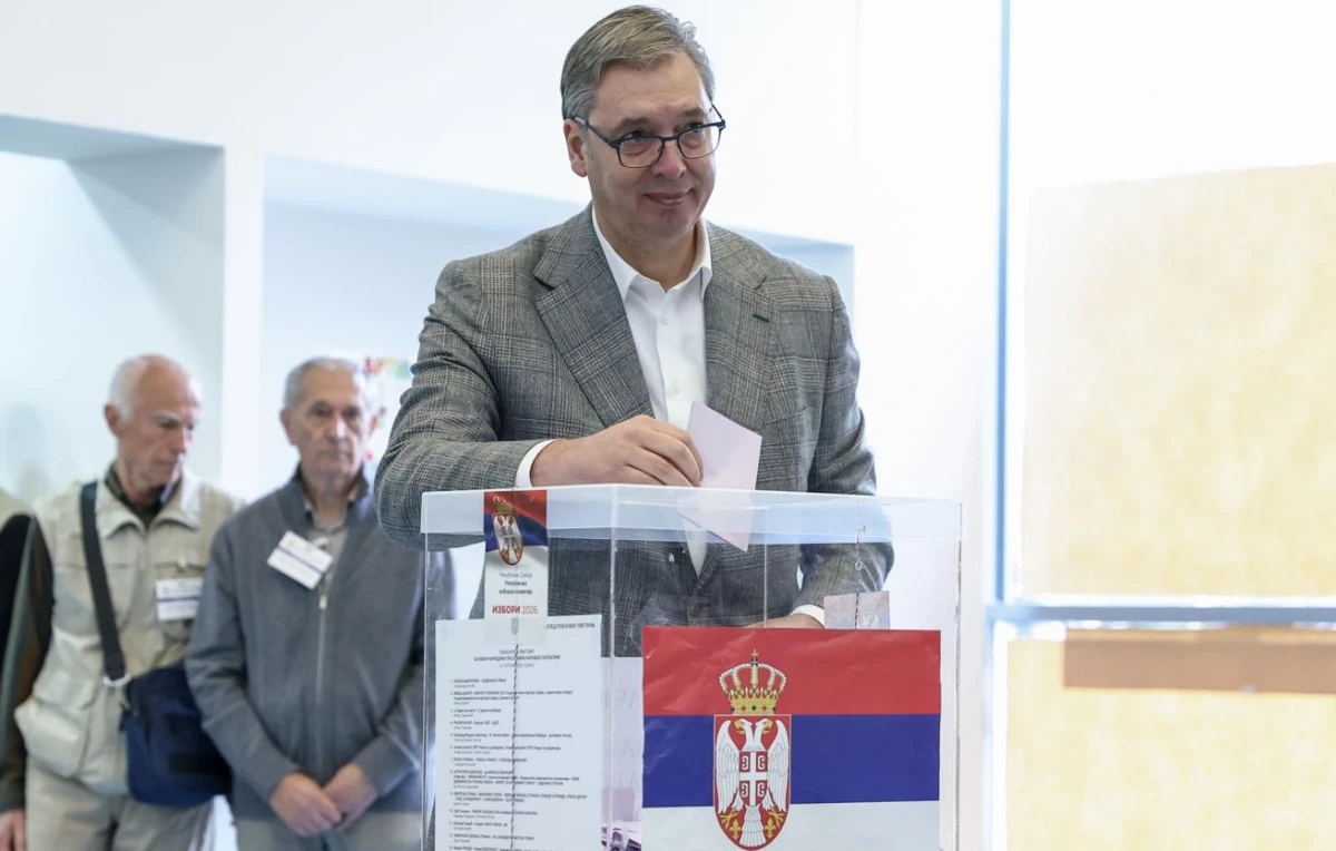 Вучич чака час и половина на опашка, за да гласува на изборите в Сърбия