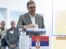 Вучич чака час и половина на опашка, за да гласува на изборите в Сърбия