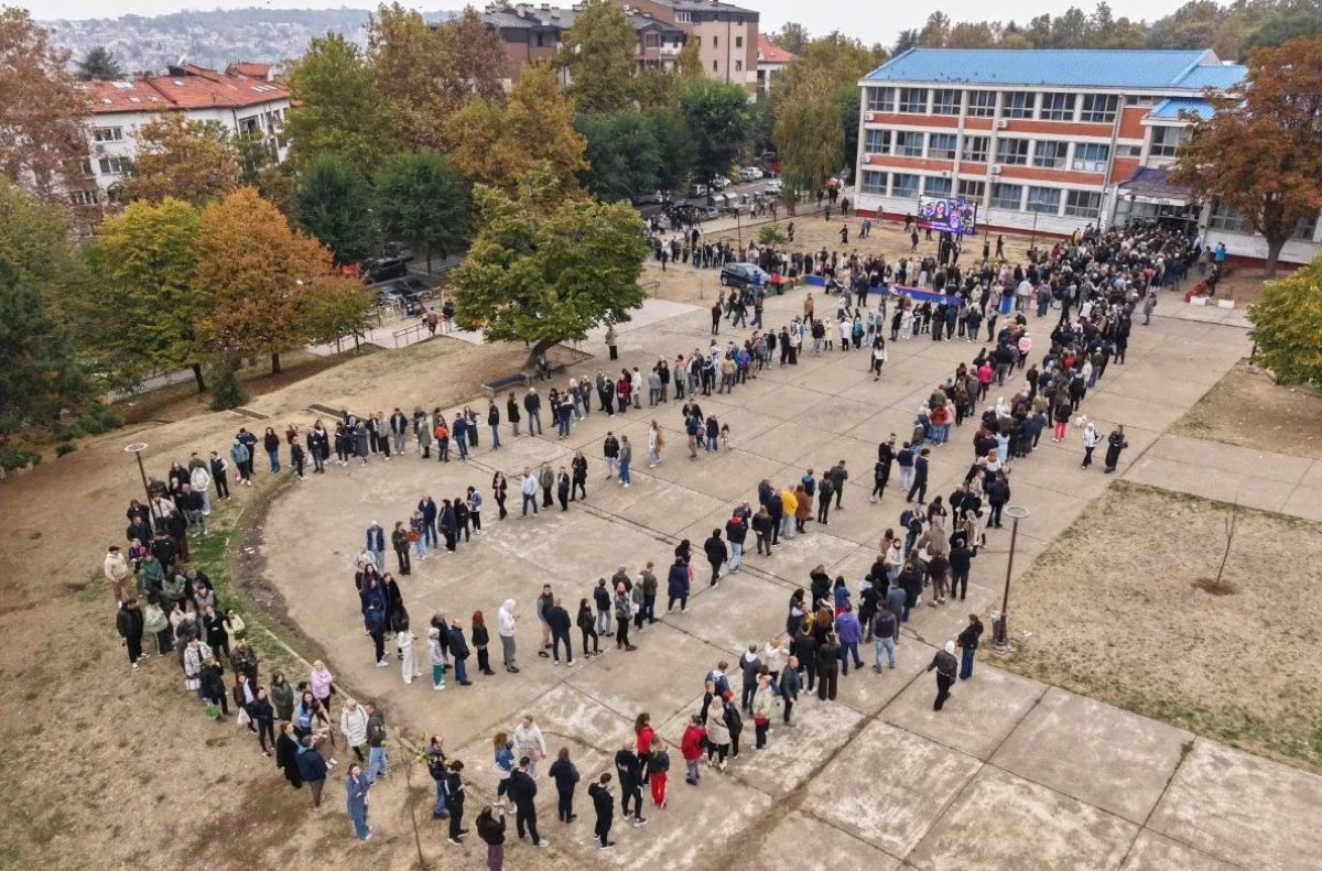 Сърбия гласува масово, чакат с часове пред урните, докато България отчита тревожно ниска активност