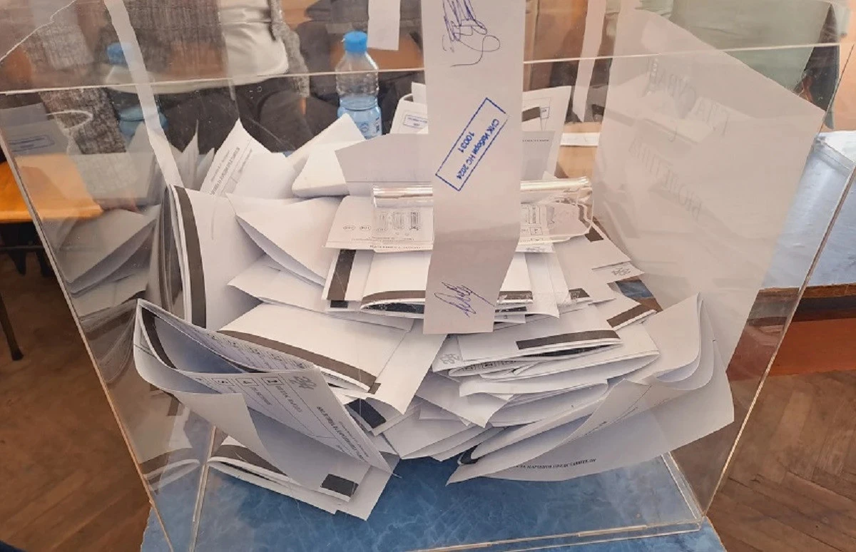 100% от протоколите в Силистренско: Йотова води Гюров на първи тур