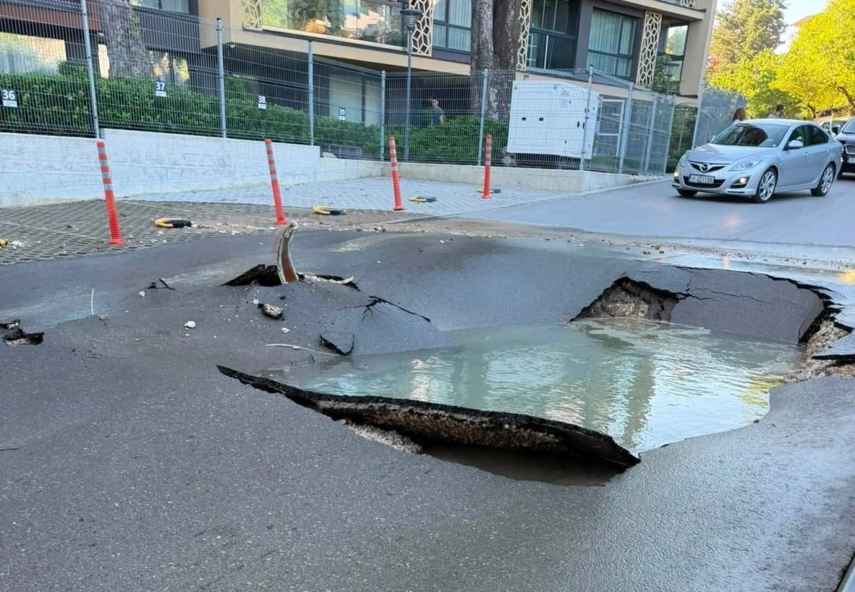 Авария на магистрален водопровод блокира движението по пътя Златни Пясъци - Варна