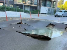 Авария на магистрален водопровод блокира движението по пътя Златни Пясъци - Варна