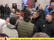 Разярена тълпа нахлу в сръбска телевизия по време на ефир