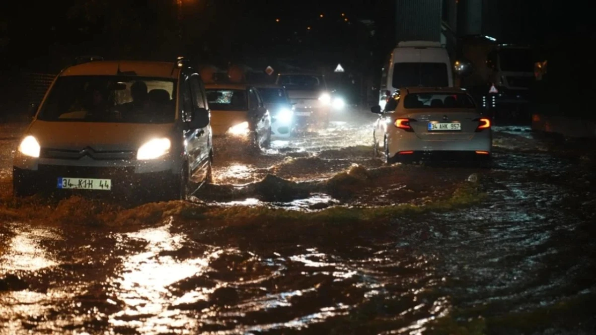 Истанбул е под вода: Проливен дъжд парализира трафика и затвори пътища