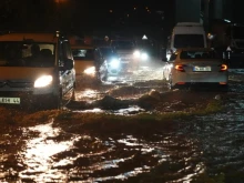 Истанбул е под вода: Проливен дъжд парализира трафика и затвори пътища