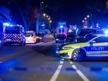 Автомобил се вряза в тълпа в Германия, полицията откри огън